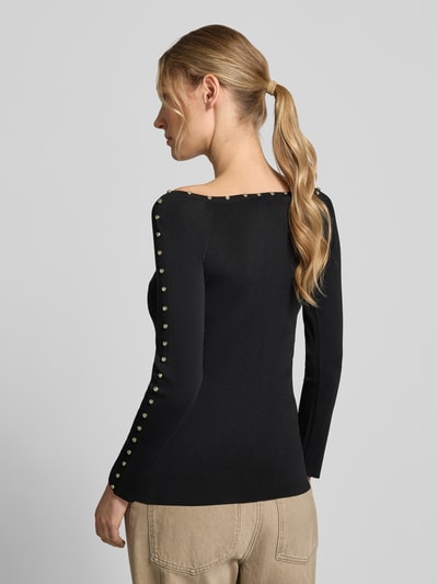 Frauenmodel trägt Slim Fit Longsleeve aus Viskose-Mix Modell 'Maglia Chiusa' von Liu Jo White in Schwarz mit Ziersteinbesatz, Rückansicht.