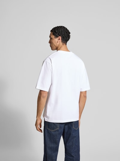 Männermodel trägt Loose Fit T-Shirt aus reiner Baumwolle von Dsquared2, Herren T-Shirt, kurzärmelig, Label-Print, Ganzkörperansicht Rückansicht.