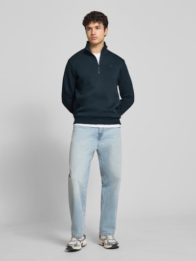 Männermodel trägt Sweatshirt mit Stehkragen und Reißverschluss von G-Star Raw in Dunkelblau, Baumwoll-Mix, Regular-Fit, Label-Stitching, Ganzkörperansicht von vorne.