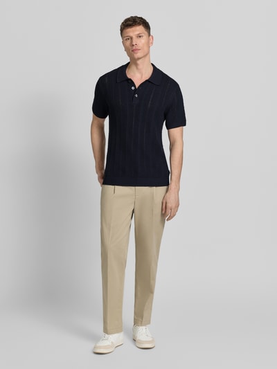 Männermodel trägt Slim Fit Poloshirt mit knoopsluiting van Jack & Jones Premium aus katoenmix mit polokraag, ruglengte bij maat M: 72 cm, ganzkörperansicht von vorne