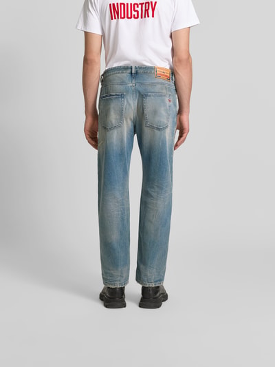 Männermodel trägt Relaxed Fit Jeans aus reiner Baumwolle von Diesel im Destroyed-Look, 5-Pocket-Design, Ganzkörperansicht Rückansicht.