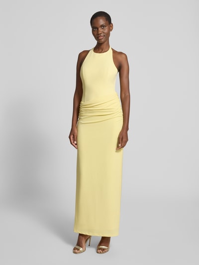 Frauenmodel trägt Neckholder-Maxikleid mit Drapierungen von Forever New in Gelb, figurbetont, feine Textur, Ganzkörperansicht von vorne.