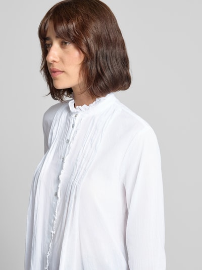 Vrouwenmodel draagt Regular Fit Bluse met Rüschenbesatz van Christian Berg Woman, puur katoen, opstaande kraag, knoopsluiting, 3/4-mouw, ruglengte maat 36: 53 cm, mouwlengte maat 36: 47 cm, wit, gladde textuur, Nahaufnahme bovenlichaam.