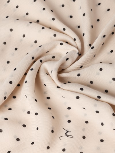 Produktfoto, Sjaal met labeldetail model 'Adaliz' van JOOP!, mix van katoen en modal, vierkant model, all-over look, franjes, 136x136 cm, lichte stof met zwarte stippen en fijne textuur.
