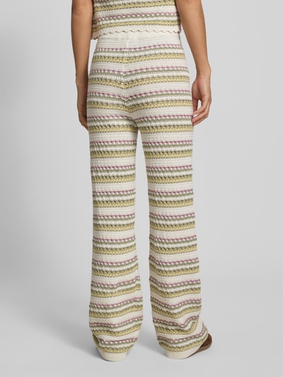 Frauenmodel trägt Bootcut Hose im Allover-Look von Review aus Reine Baumwolle mit elastischem Bund, Streifenmuster, Ganzkörperansicht Rückansicht.