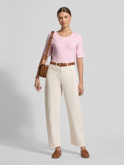Frauenmodel trägt Strickshirt aus Viskose-Mix mit Rundhalsausschnitt von Marc Cain, Damen, Regular-Fit, 1/2-Arm, hellrosa, glatte Oberfläche, Ganzkörperansicht von vorne. Rückenlänge bei Größe 36: 51 cm, Ärmellänge: 26 cm.