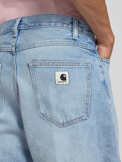Männermodel trägt Loose Fit Jeansshorts im 5-Pocket-Design Modell 'Brandon' von Carhartt Work In Progress, Reine Baumwolle, Detailaufnahme Rückansicht.