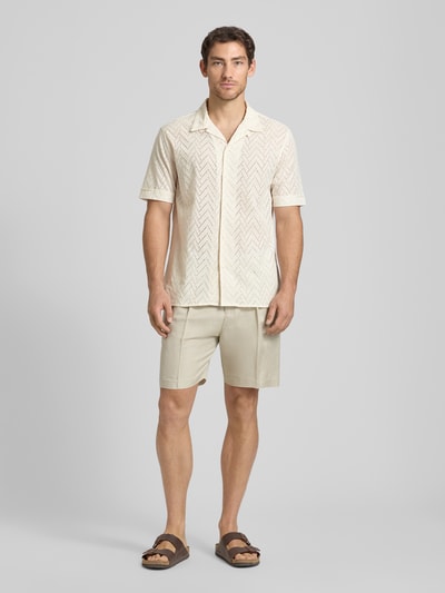 Männermodel trägt Relaxed-Fit Freizeithemd mit Lochmuster Modell 'Honolulu' von Antony Morato aus reiner Baumwolle, Ganzkörperansicht von vorne.