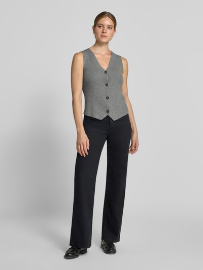 Frauenmodel trägt graue Regular Fit Weste aus Viskose-Mix Modell 'KANITA' von Soyaconcept, schwarze Hose, Ganzkörperansicht von vorne. Damen Weste von Soyaconcept.