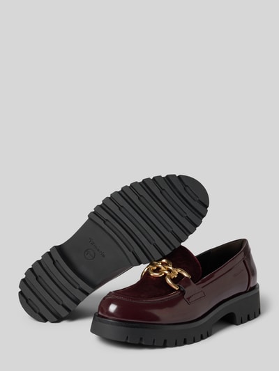 Produktfoto, Loafer mit Kettendetail von Tamaris, dunkelrot glänzend mit goldener Kette, schwarze Profilsohle, Damen Loafer von Tamaris