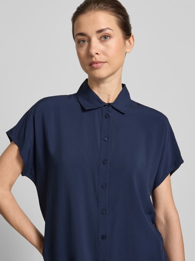 Modelka kobieca ma na sobie Regular Fit Bluse aus Viskose od Christian Berg Woman, granatowy kolor, krój regular fit, kołnierzyk koszulowy, zapięcie na guziki, czysta wiskoza, długość tyłu 64 cm, długość rękawa 15 cm, widok z przodu, bliskie ujęcie górnej części ciała