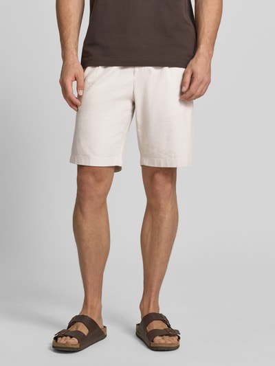 Männermodel trägt Fynch-Hatton Bermudas mit französischen Eingrifftaschen Modell 'COLI' aus Baumwoll-Mix mit Leinen-Anteil, Loose-Fit, elastischer Bund mit Kordelzug, Gesäßleistentaschen, helle Farbe, strukturierte Textur, Ganzkörperansicht von vorne.