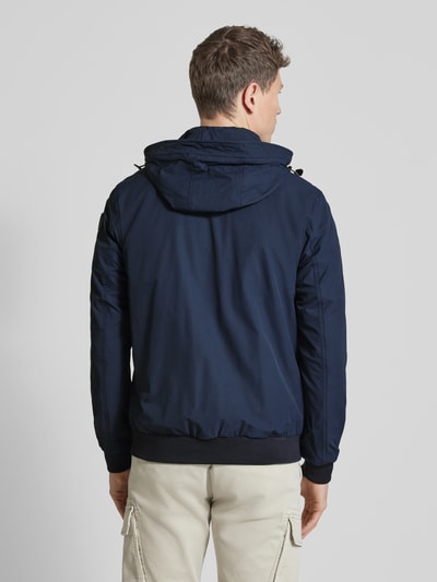 Männermodel trägt Jacke mit Kapuze und Reißverschlusstaschen von PME Legend, dunkelblau, Material-Mix, Regular Fit, Ganzkörperansicht Rückansicht.