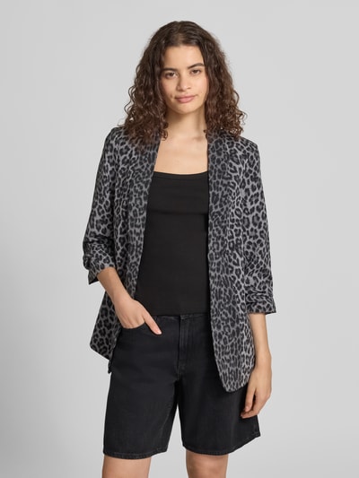 Modelka nosi Shaped Fit Longblazer mit Schalkragen model 'BOSELLA' von PIECES w szaro-czarne cętki, wykończenie matowe, Ganzkörperansicht von vorne.