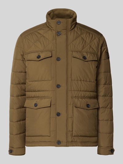 Produktfoto, olivgrüne Regular Fit Steppjacke mit Label-Patch von Brax, glatte Oberfläche, Stehkragen, sichtbare Knopfleiste, Herren Steppjacke