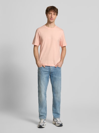 Mannelijk model draagt Slim Fit Jeans in 5-pocket design model 'Mike' van Jack & Jones, lichte denim, elastische katoenmix, volledige voorkantaanzicht.