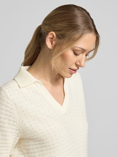 Vrouwenmodel draagt Regular Fit Poloshirt uit katoenmix van comma, tricotlook, polokraag, 1/2-mouwen, detailopname bovenlichaam.