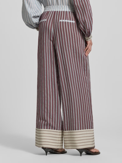 Frauenmodel trägt Hose im Allover-Look mit elastischem Bund von Jake*s Casual im gestreiften Design, Lyocell-Mix mit Viskose-Anteil, Relaxed-Fit, Ganzkörperansicht Rückansicht.