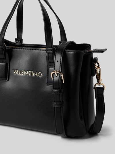 Produktfoto, schwarze Handtasche in Leder-Optik Modell 'Clio' von VALENTINO BAGS mit Logo, goldenen Details und Schulterriemen, Hauptfach mit Reißverschluss, abnehmbare Tragehenkel, rechteckige Form, glatte Textur, 27x18x12 cm, Länge Schulterriemen 125 cm
