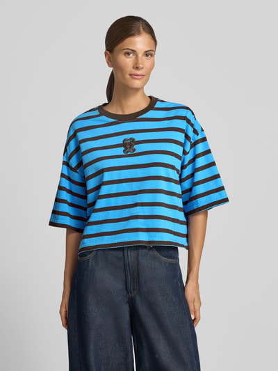 Vrouwenmodel draagt Cropped T-Shirt mit Halbarm van Smith & Soul in blauw met zwarte strepen, puur katoen, boxy fit, ronde hals, halflange mouwen, voorkant bovenlichaam close-up.