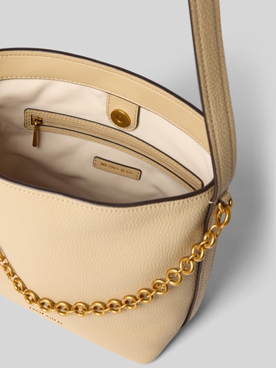 Produktfoto, Handtasche aus echtem Leder Modell 'Nolita' von MICHAEL Michael Kors in beige, Hoofdvak met magneetsluiting, logodetail, kettinglook, verstelbare schouderband, breedte 28 cm, lengte 25 cm, diepte 10 cm, bandlengte 80 cm