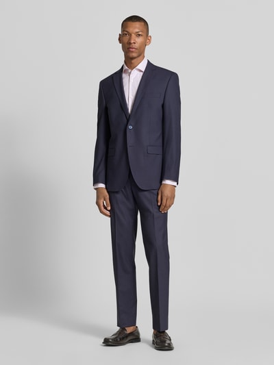 Männermodel trägt Slim Fit Businesshemd aus Baumwoll-Mix Modell 'H-HANK-SP-B1-C1-261' von BOSS in klassischem Hemd-Look, Ganzkörperansicht von vorne. Herren Businesshemd von BOSS.
