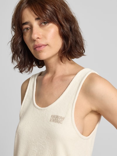 Frauenmodel trägt Top aus Frottee mit Label-Stitching Modell 'FUXOW' von American Vintage in Creme, reine Baumwolle, Nahaufnahme Oberkörper.