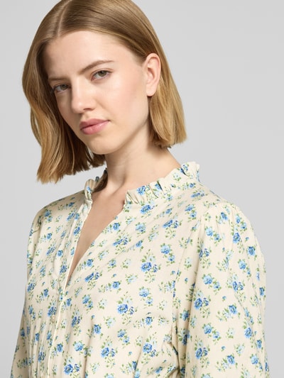 Frauenmodel trägt knielanges Kleid aus Leinen-Mix Modell 'Solfried' von MSCH Copenhagen mit Blumenmuster, Halbarm, Stehkragen mit Rüschenbesatz, Leinen-Viskose-Anteil, taillierte Passform, Nahaufnahme Oberkörper.