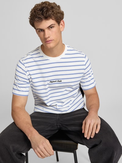 Männermodel trägt T-Shirt mit Streifenmuster und Label-Stitching von Jack & Jones, Reine Baumwolle, Relaxed-Fit, Rundhalsausschnitt, Nahaufnahme Oberkörper.
