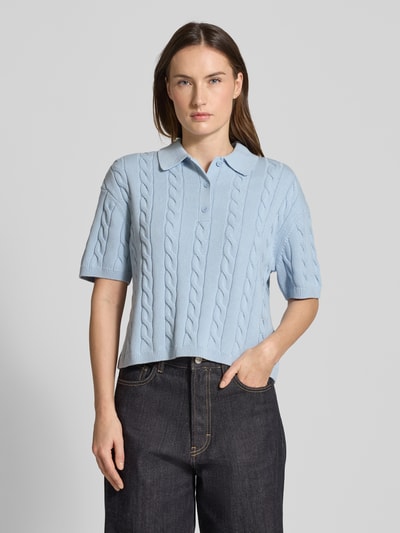 Vrouwenmodel draagt Slim Fit Poloshirt in Strick-Optik van JAKE*S STUDIO WOMAN in lichtblauw, geribde afwerkingen, katoen, kort, slim fit, voorkant hele lichaam