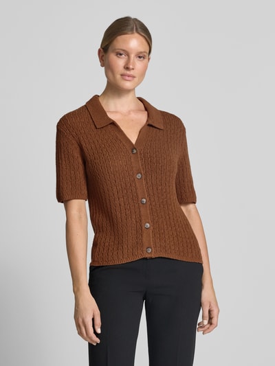 Frauenmodel trägt Cardigan mit Polokragen und 1/2-Arm von Fynch-Hatton, Baumwoll-Mix, strukturierte, braune Oberfläche, Nahaufnahme Oberkörper.