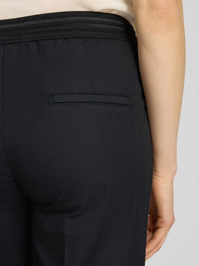 Vrouwenmodel draagt Regular Fit broek met tunnelkoord model 'Sue' van TONI, katoenmix met stretch, detailopname rugzijde