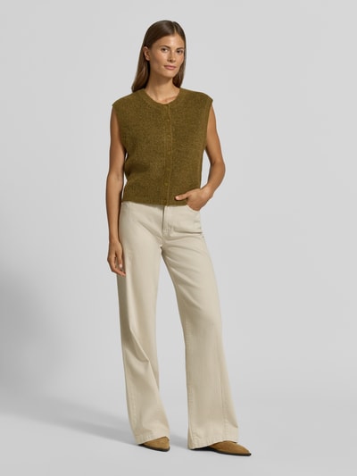 Vrouwenmodel draagt Regular Fit bodywarmer uit mix van wol en alpaca model 'LULU' van Selected, Dames, groen en beige, volledige vooraanzicht.