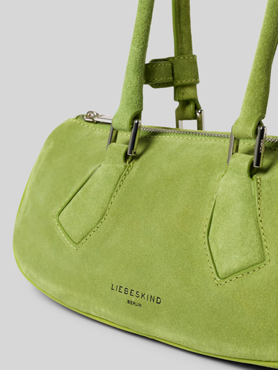 Produktfoto, Handtasche aus Velours mit Label-Detail Modell 'CECILE' von LIEBESKIND BERLIN, intensywny zielony kolor, miękka tekstura, główna komora na zamek, szerokość w rozmiarze 1: 29 cm, długość w rozmiarze 1: 11 cm, głębokość w rozmiarze 1: 10 cm, długość paska na ramię w rozmiarze 1: 65 cm