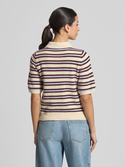 Männermodel trägt Regular Fit Strickpullover mit Woll-Anteil Modell 'CANNA' von Vero Moda, kremowo-brązowe paski, krótki rękaw, widok całej sylwetki z tyłu