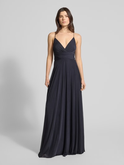 Frauenmodel trägt Maxikleid in Wickel-Optik mit rückseitiger Schnürung von Jake*s Cocktail in dunklem Ton, A-Linie, Material-Mix mit Stretch-Anteil, Ganzkörperansicht von vorne.