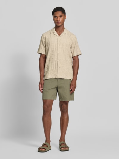Männermodel trägt Modern Fit Freizeithemd mit Strukturmuster von Lindbergh in Beige, Reverskragen, Knopfleiste, Viskose-Mix, Ganzkörperansicht von vorne.