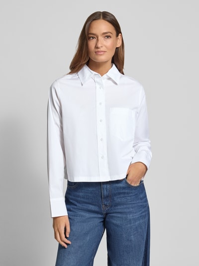 Frauenmodel trägt Boxy Fit Hemdbluse aus Baumwoll-Mix von s.Oliver BLACK LABEL, Optik: Unifarben, mit Brusttasche, Ganzkörperansicht von vorne.
