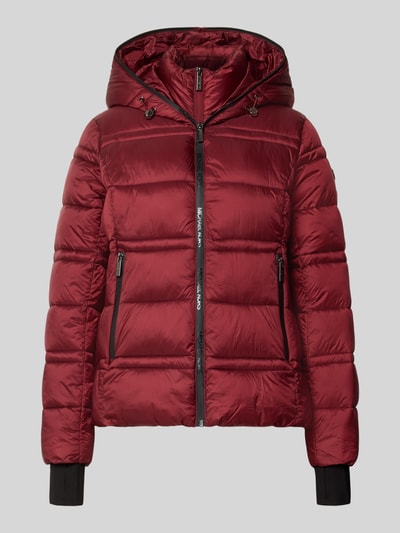 Produktfoto, Steppjacke mit Kapuze und Reißverschlusstaschen von MICHAEL Michael Kors in dunklem Rot, glänzende Oberfläche, sichtbare Steppnähte, gerader Schnitt, elastische Abschlüsse, seitliche Reißverschlusstaschen, dezente schwarze Details