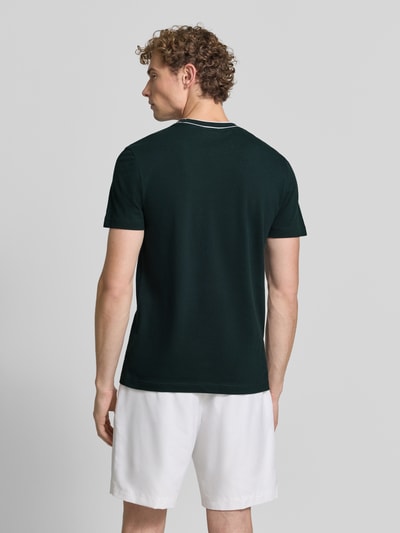 Męski model trägt Regular Fit T-Shirt aus Baumwoll-Mix von Lacoste w kolorze ciemnozielonym, gładka faktura, Ganzkörperansicht Rückansicht
