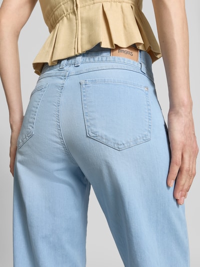 Männermodel trägt Flared Jeans mit Gürtel Modell 'Liz City' von Angels, bawełniany miks ze stretchem, detal tylnej kieszeni, detailaufnahme
