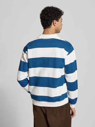Männermodel trägt Relaxed Fit Sweatshirt aus reiner Baumwolle von Marc O'Polo Denim, Optik: mehrfarbig, Muster: gestreift, Ganzkörperansicht Rückansicht.