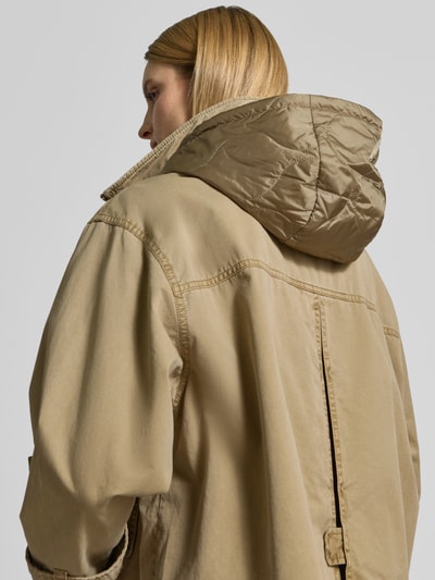 Frauenmodel trägt Jacke mit Stehkragen von Blonde No. 8 aus reiner Baumwolle, lockerer Schnitt, beige, Rückenansicht, Nahaufnahme Oberkörper