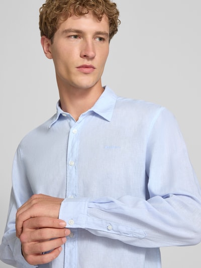 Mężczyznamodel nosi koszulę casualową Regular Fit Freizeithemd aus Leinen-Baumwoll-Mix Modell 'PAYTON' von Pepe Jeans, jasnoniebieski kolor, jednokolorowa, kołnierzyk typu kent, listwa guzikowa na całej długości, wyhaftowane logo, pas na plecach z kontrafałdą, długi rękaw z mankietem, materiał: mieszanka lnu i bawełny, materiał stylizowany na cieniowaną przędzę, widok: zbliżenie na górną część ciała.