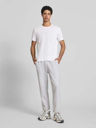 Mannenmodel draagt T-shirt met Rundhalsausschnitt im 2er-Pack van CHAMPION, puur katoen, regular fit, ronde hals, labeldetail, set van 2, ruglengte maat M 69 cm, heren, Ganzkörperansicht van voren.