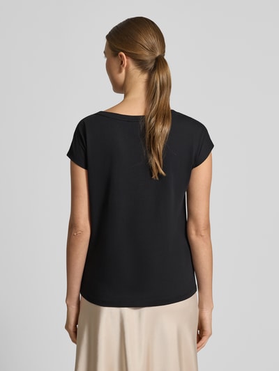 Männermodel trägt Slim Fit T-Shirt mit Allover-Print Modell 'Grieta' von Lauren Ralph Lauren, czarny bawełniany miks, widok całej sylwetki z tyłu.