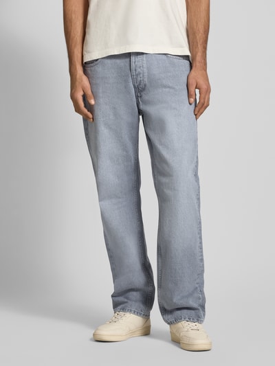 Männermodel trägt Straight Fit Jeans aus reiner Baumwolle Modell 'EDGE' von Only & Sons, unifarbenes Denim, Ganzkörperansicht von vorne.