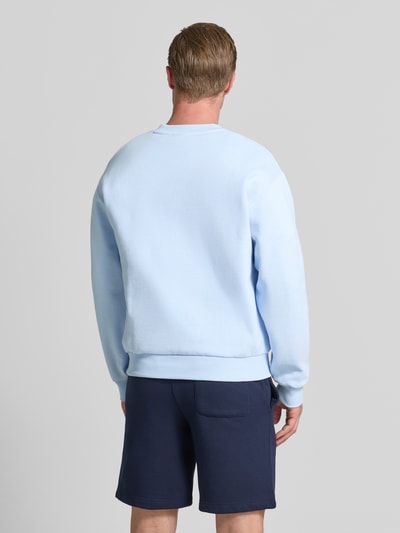 Mężczyzna nosi Regular Fit Sweatshirt aus Baumwoll-Mix od Lacoste, jasnoniebieska bluza, gładka tekstura, widok całej sylwetki z tyłu.