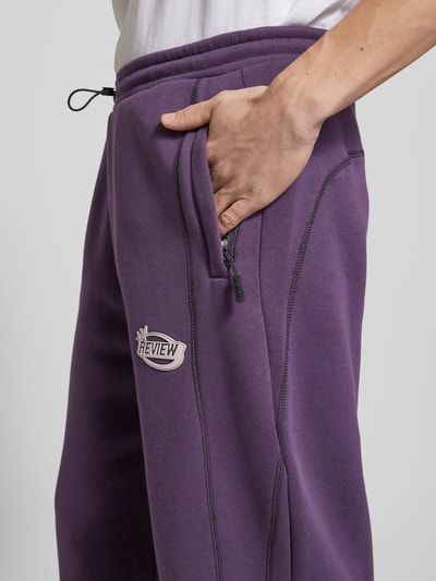 REVIEW Straight Leg Sweatpants mit Label-Print Aubergine 3