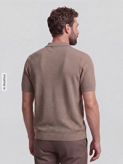 Männermodel trägt Slim Fit Poloshirt mit Strukturmuster von Christian Berg Men in Beige, reine Baumwolle, Rückansicht Ganzkörperansicht.